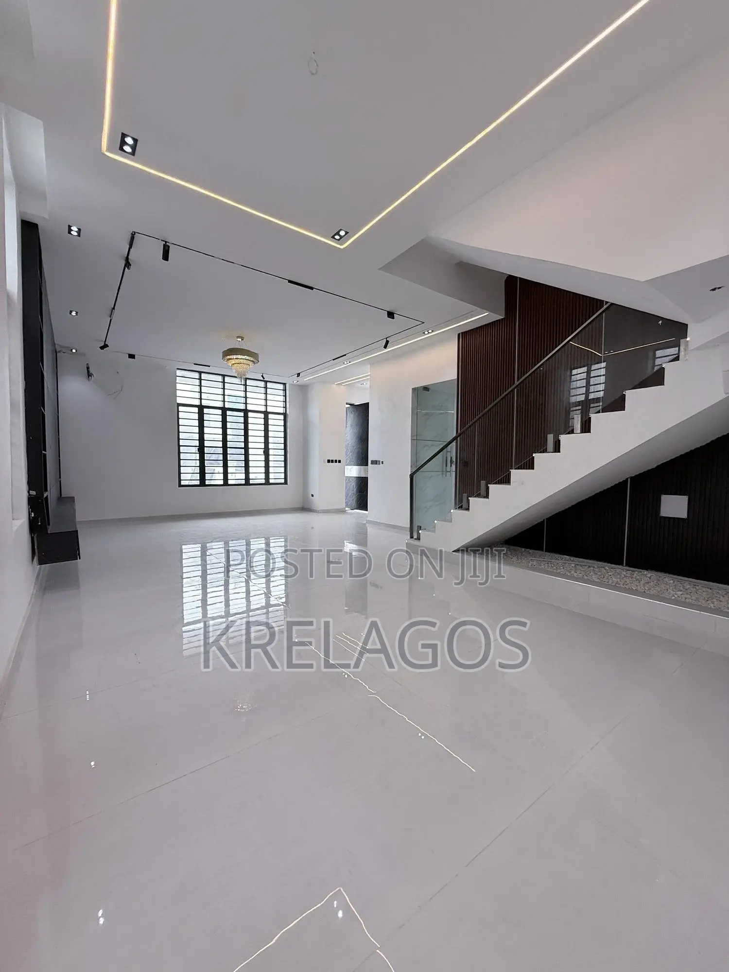 5bdrm Duplex in Chevron for sale