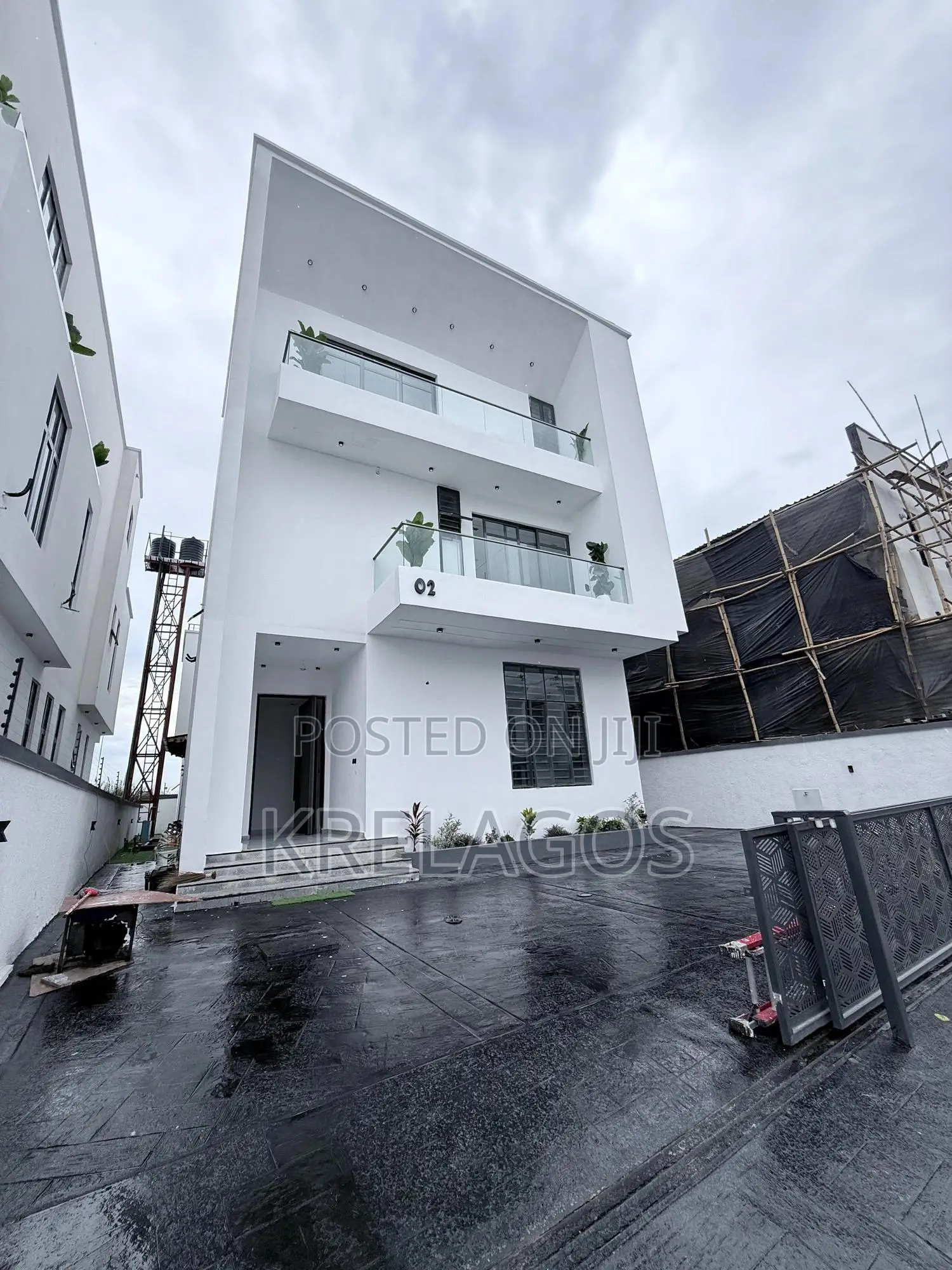 6bdrm Duplex in Chevron for sale