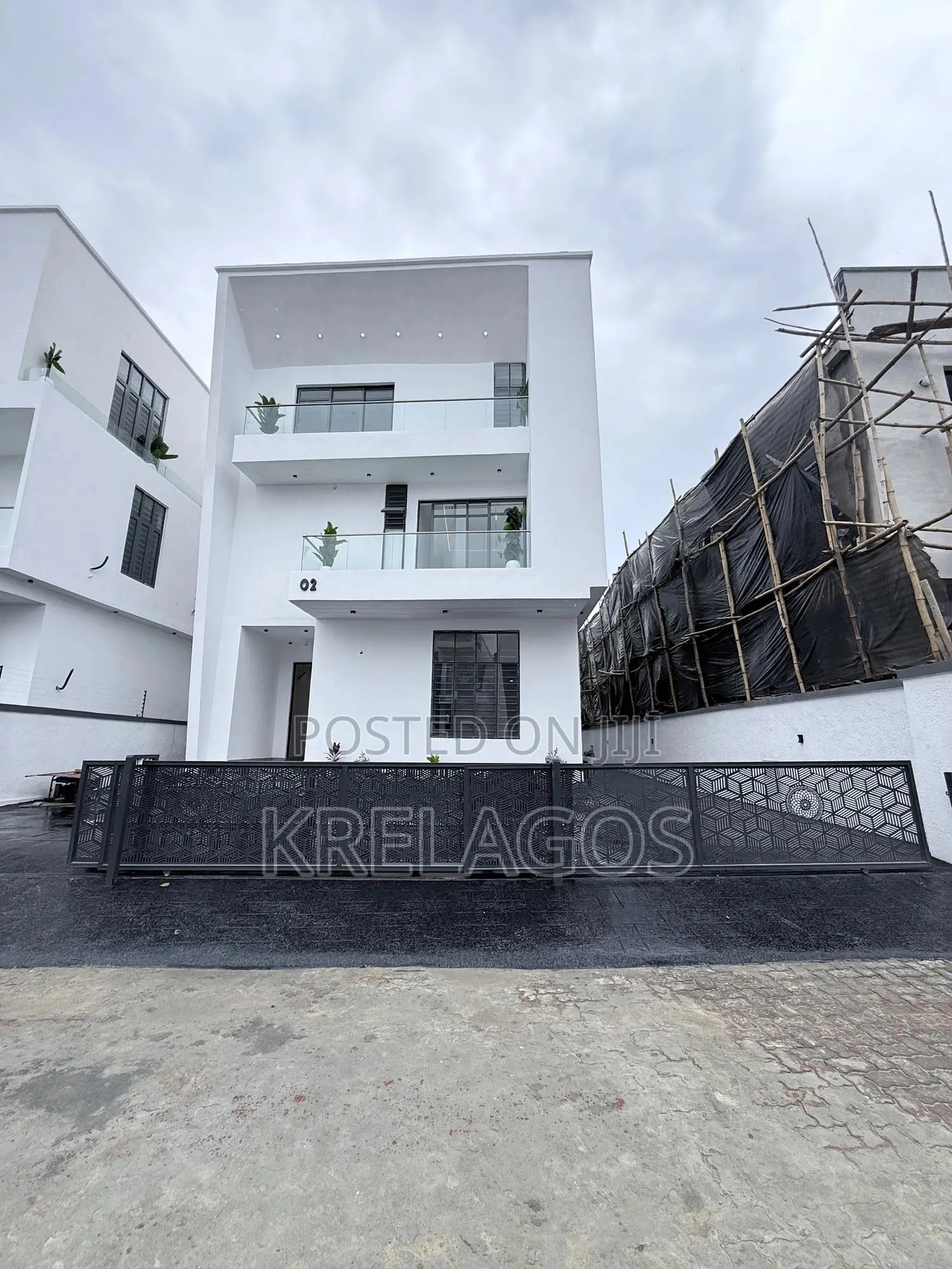 6bdrm Duplex in Chevron for sale
