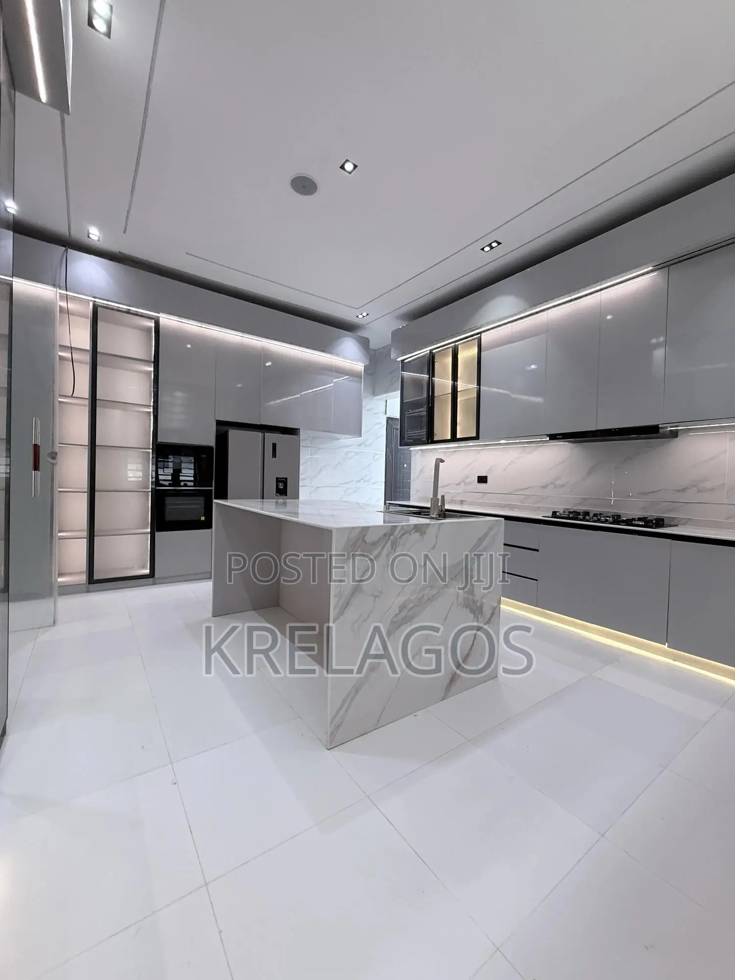 6bdrm Duplex in Chevron for sale