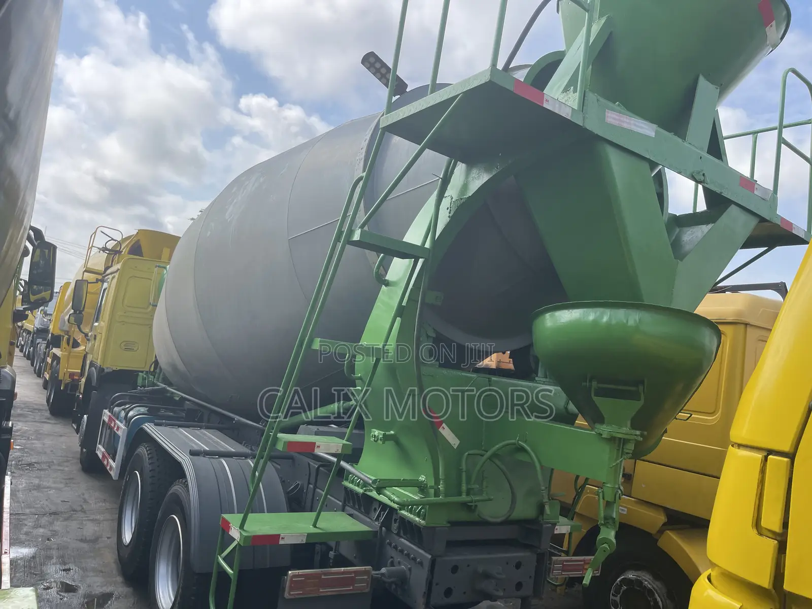 Howo Concrete Mixer Truck 371hp.