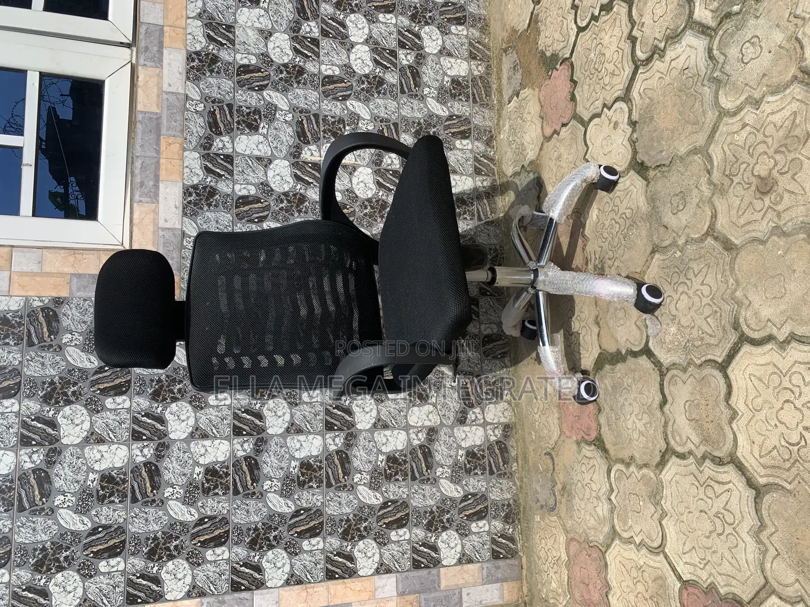 Office Chair With Arm Rest, Head Rest, Adjustable Height and Swivel.