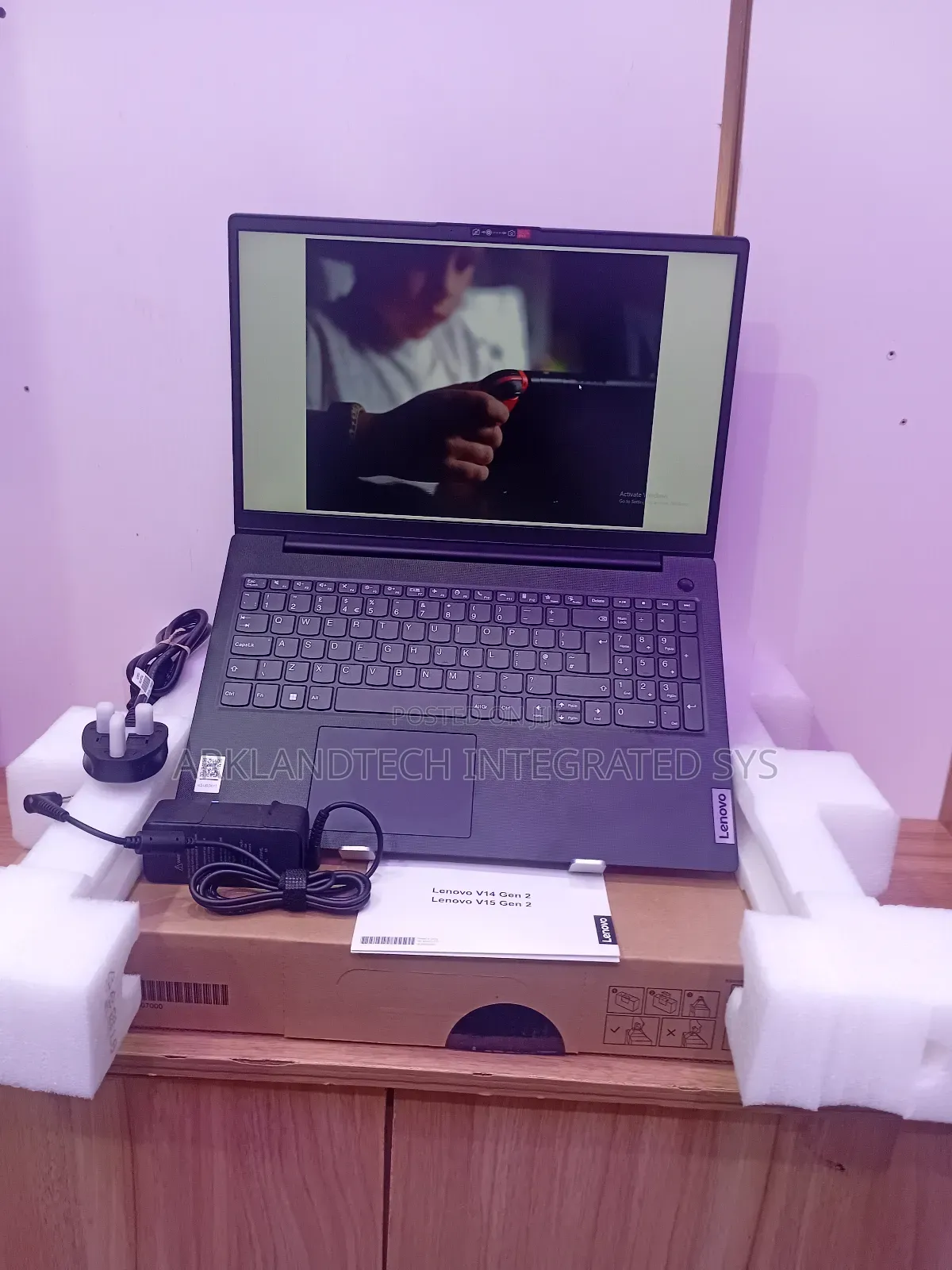 New Laptop Lenovo IdeaPad Z560 8GB Intel Core i3 SSD 256GB