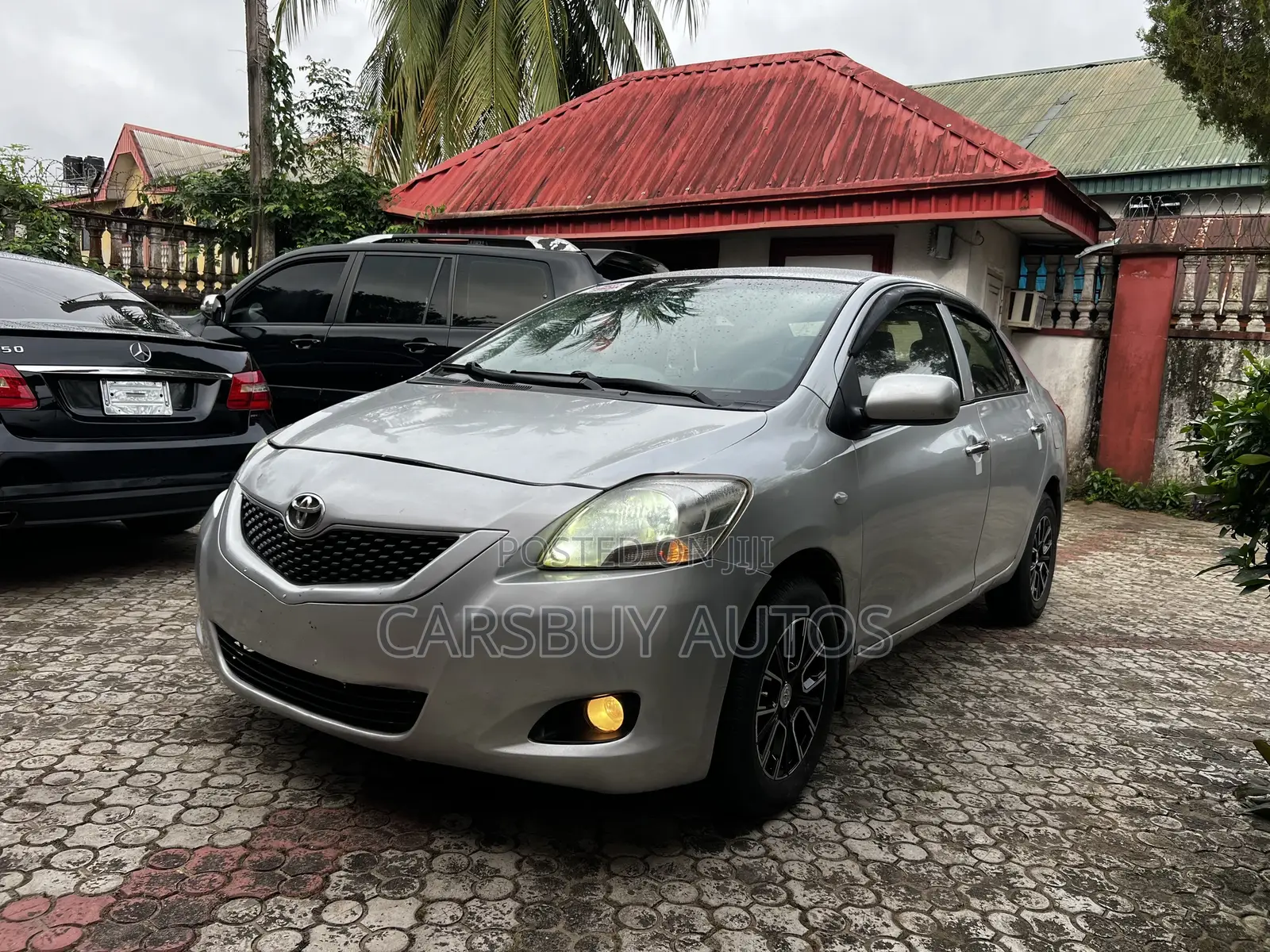 Toyota Yaris Base Sedan 4dr 2010 Silver