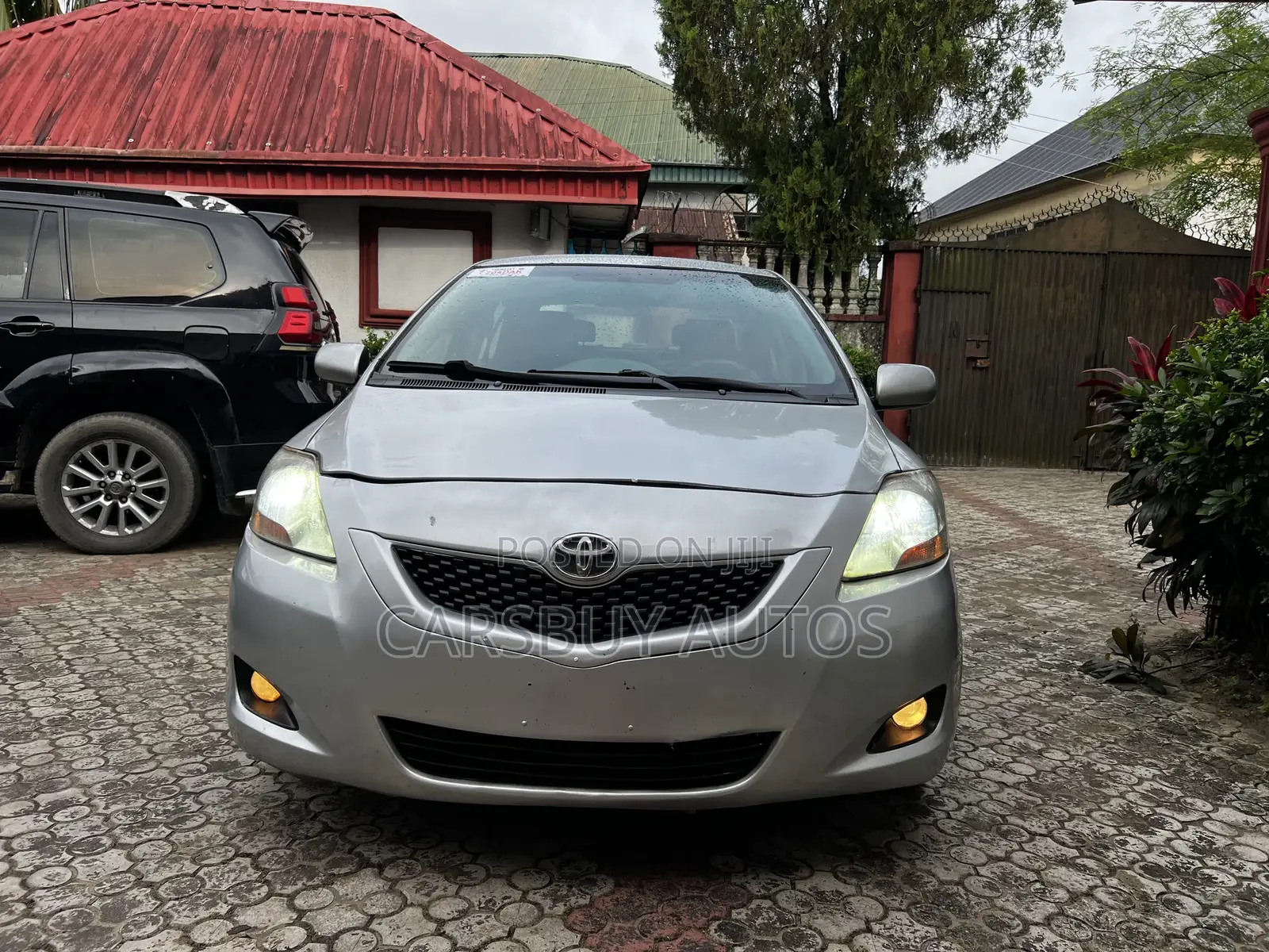 Toyota Yaris Base Sedan 4dr 2010 Silver