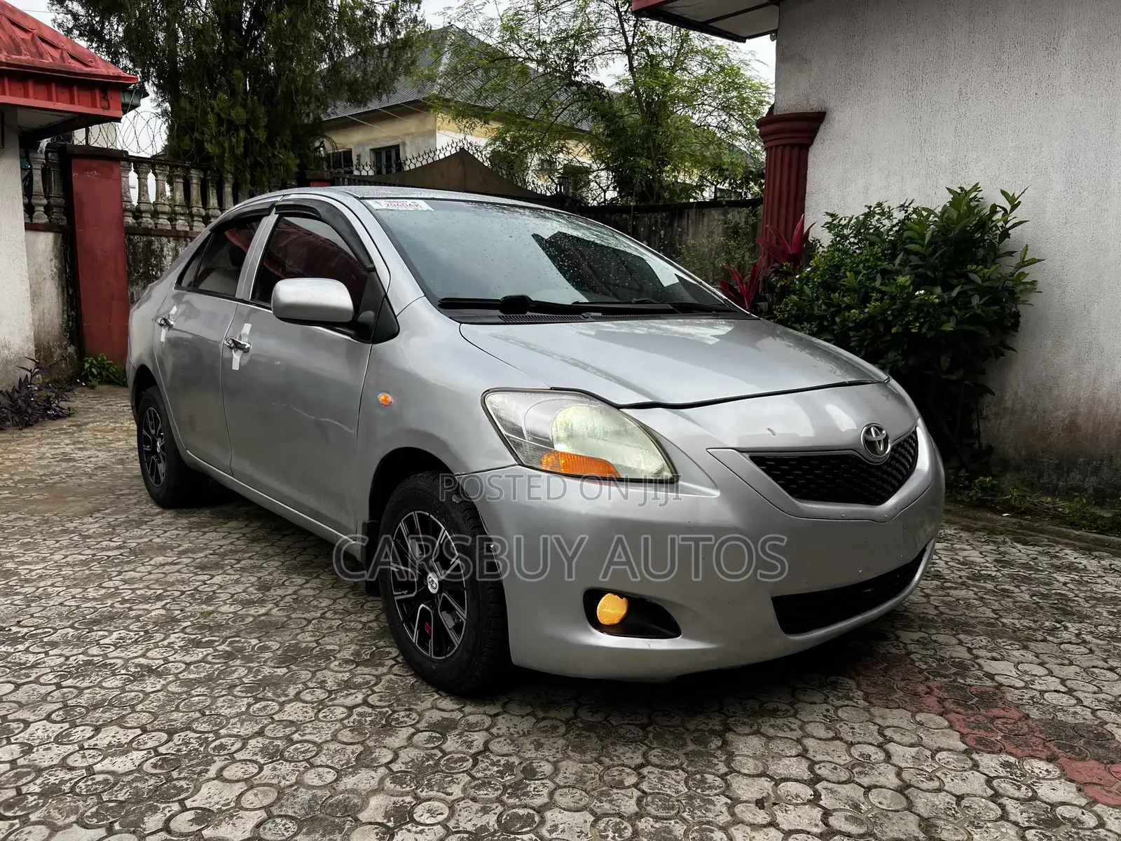 Toyota Yaris Base Sedan 4dr 2010 Silver