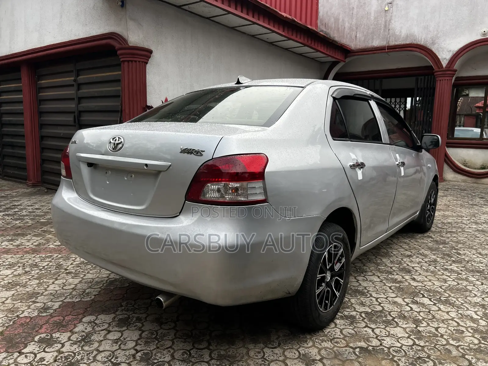 Toyota Yaris Base Sedan 4dr 2010 Silver