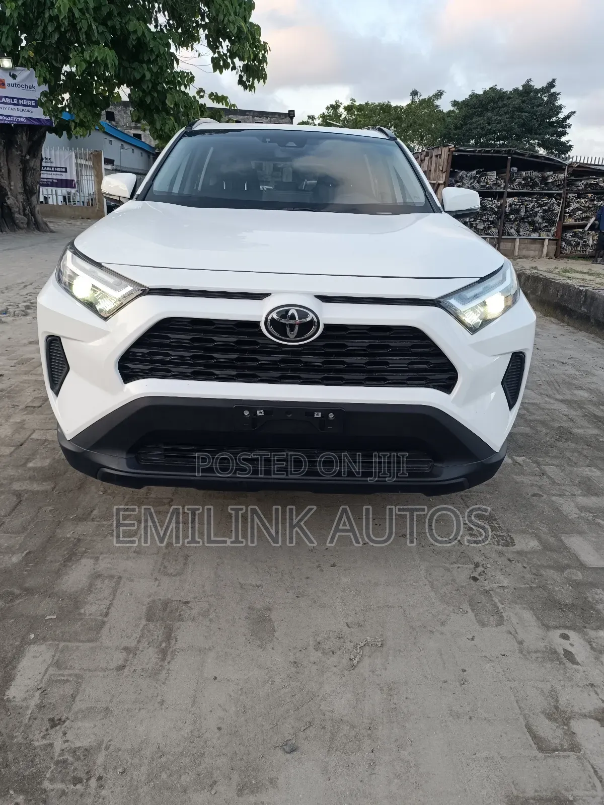 Toyota RAV4 XLE 2022 White
