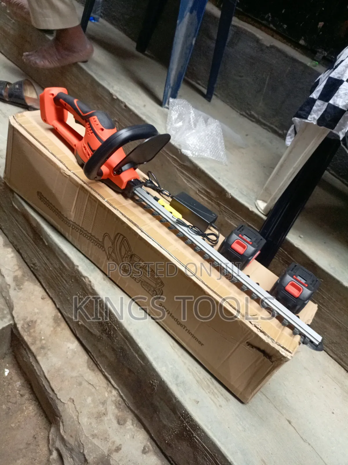 Cordless Hedge Trimmer Machine