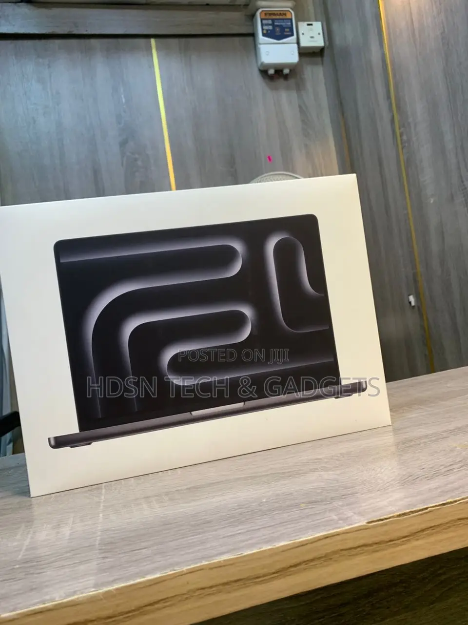 New Laptop Apple MacBook Pro 2024 M4 14-Inch 16GB Apple M4 SSD 512GB