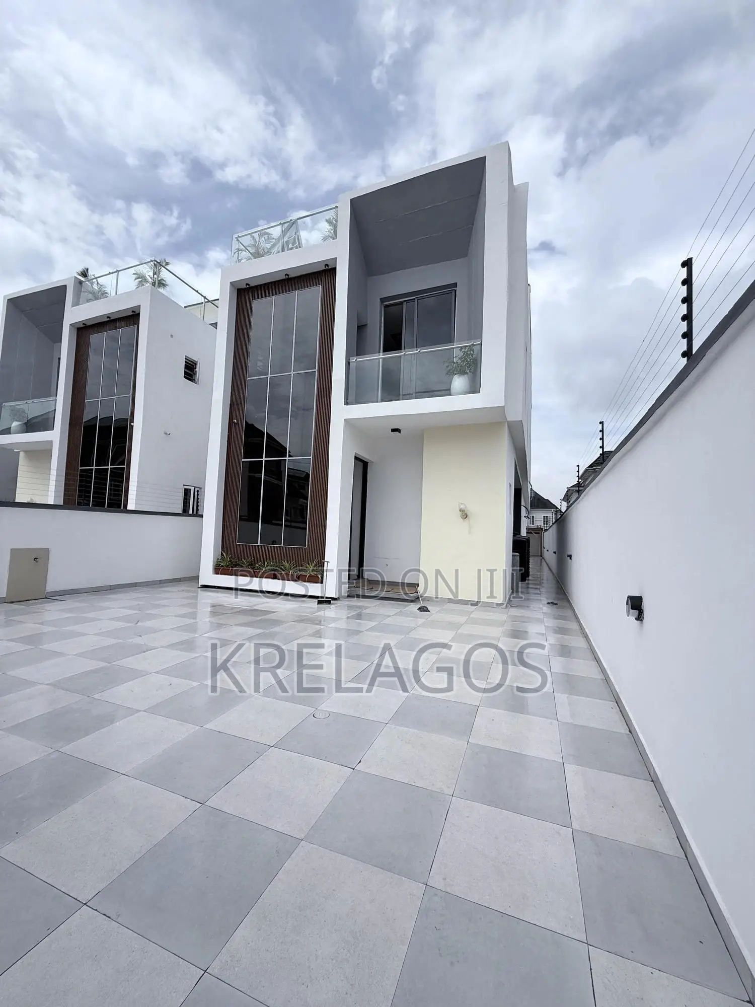 5bdrm Duplex in Chevron for sale