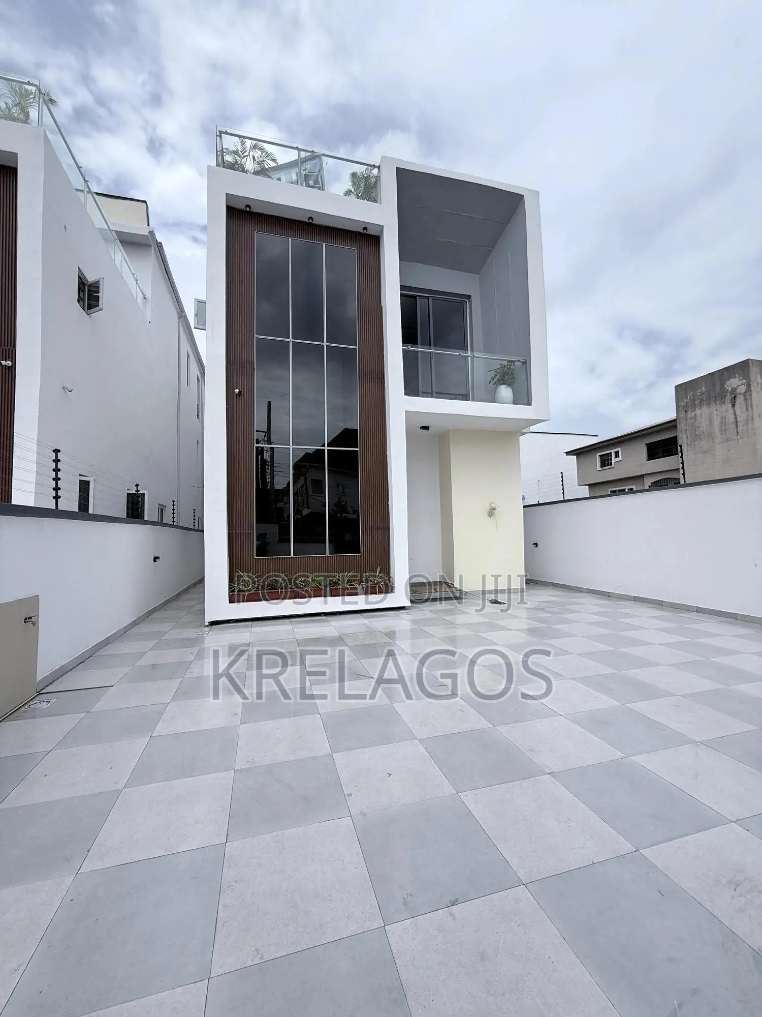 5bdrm Duplex in Chevron for sale