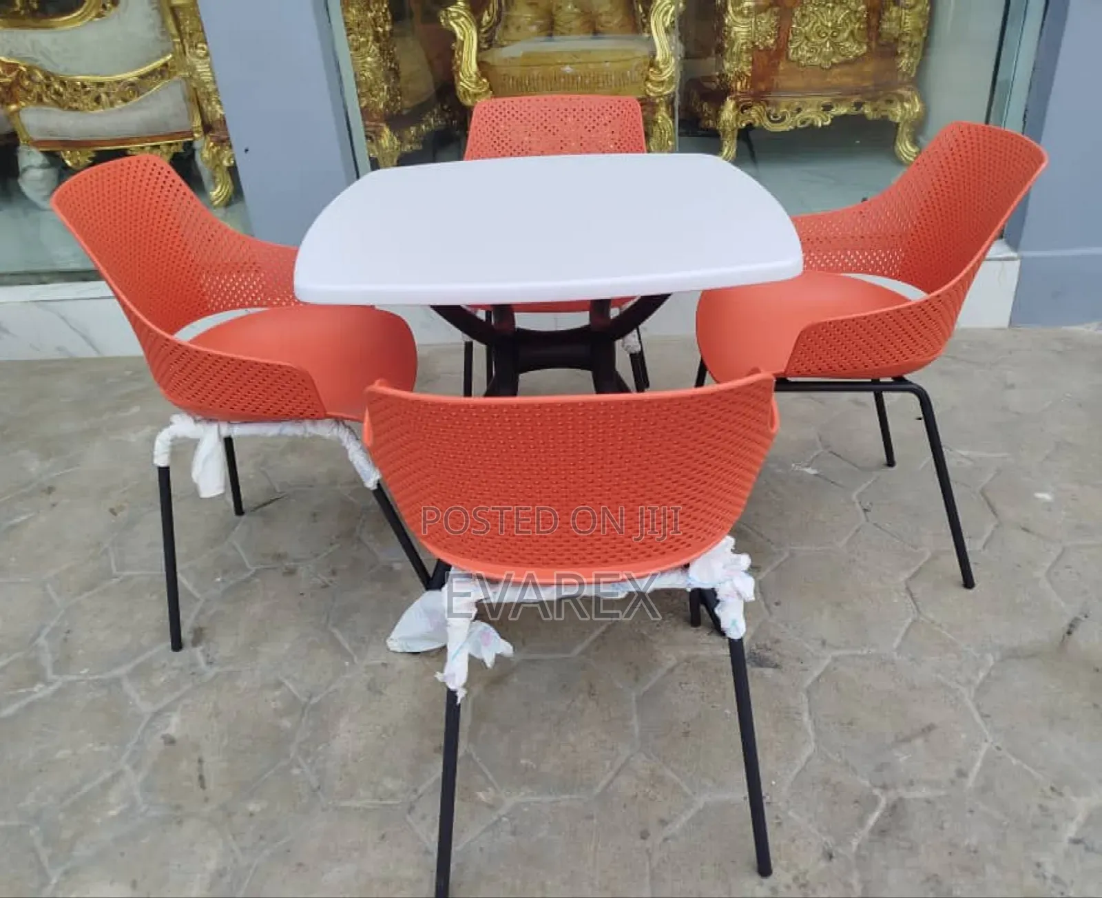 Set of 4 Single Chairs With White Table
