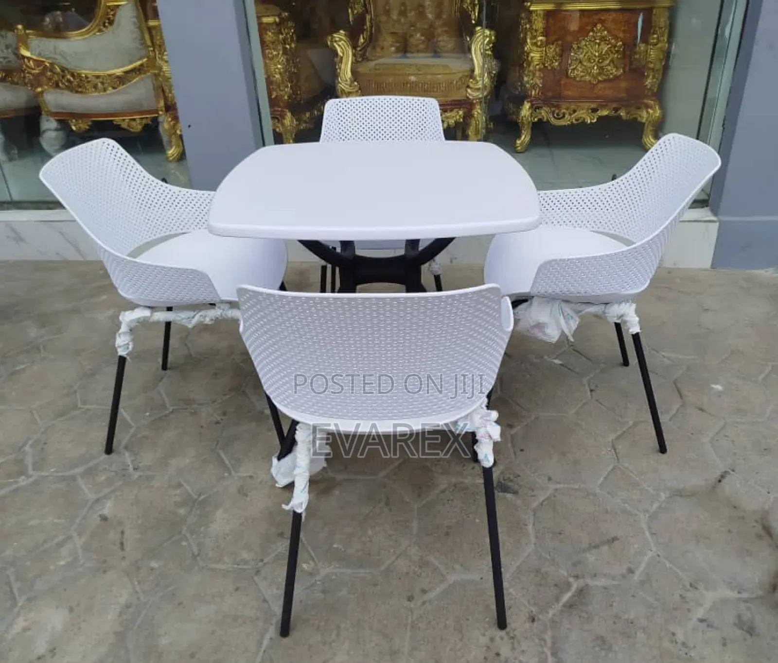 Set of 4 Single Chairs With White Table