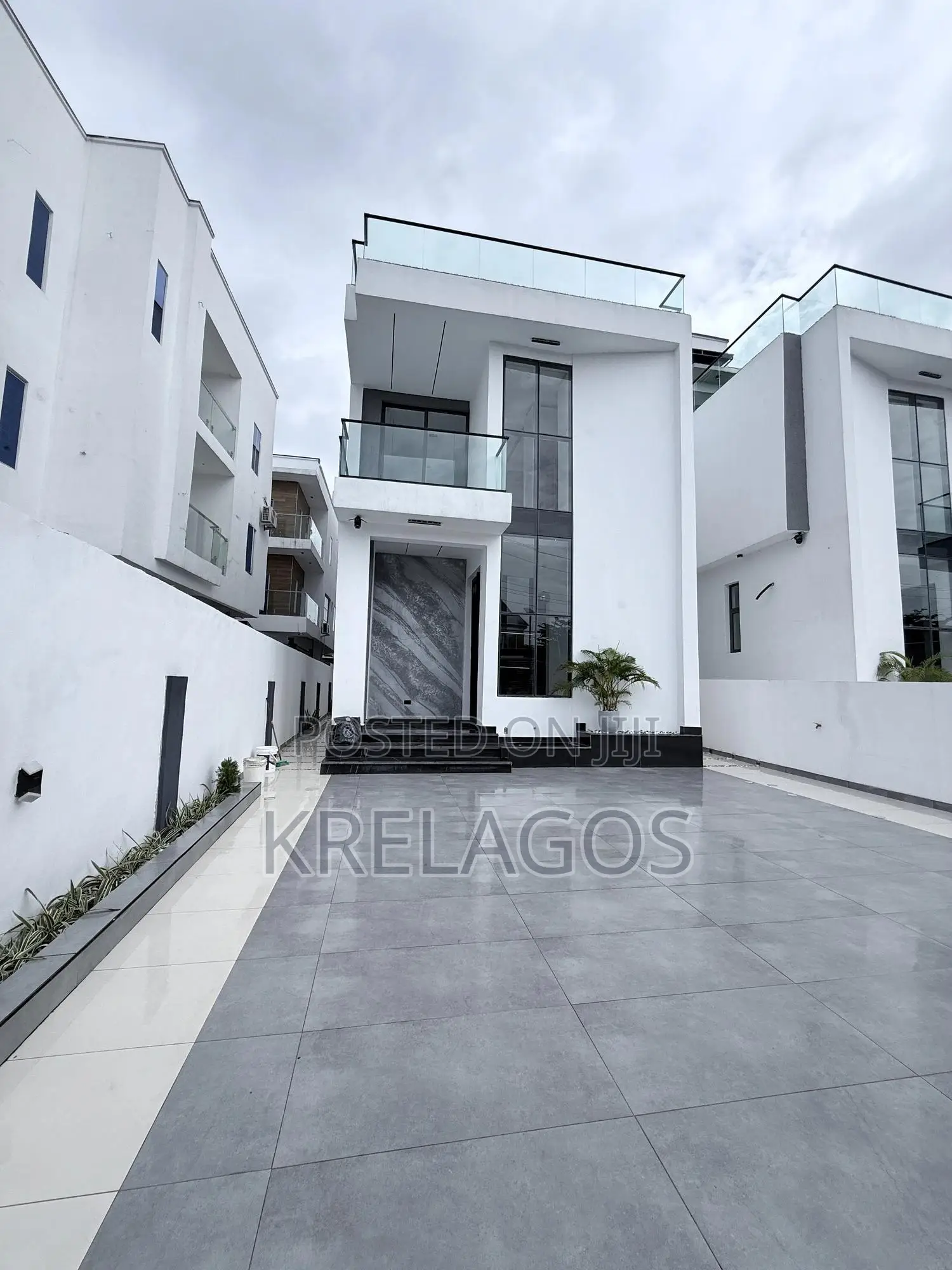 5bdrm Duplex in Chevron for sale