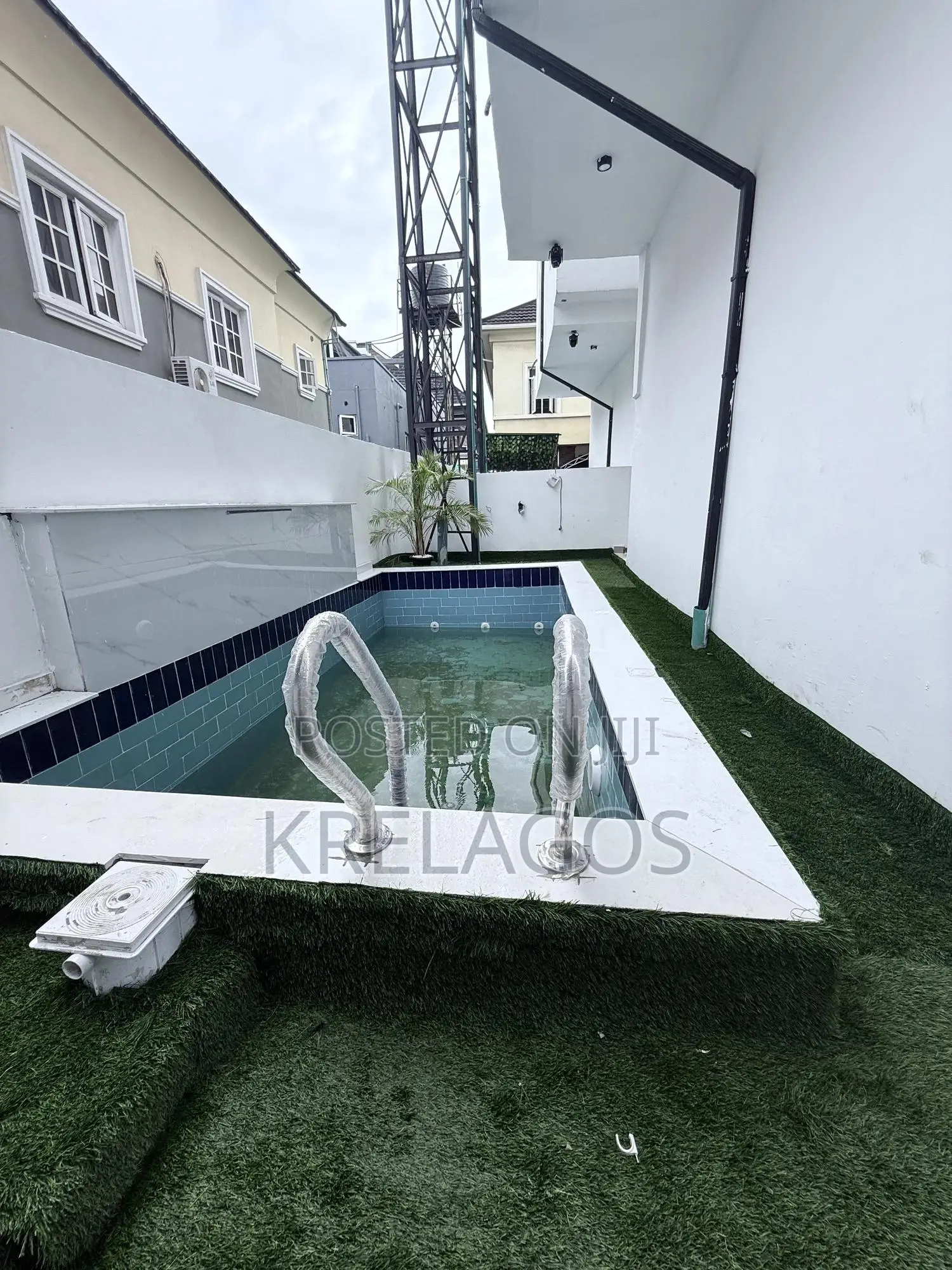 5bdrm Duplex in Chevron for sale