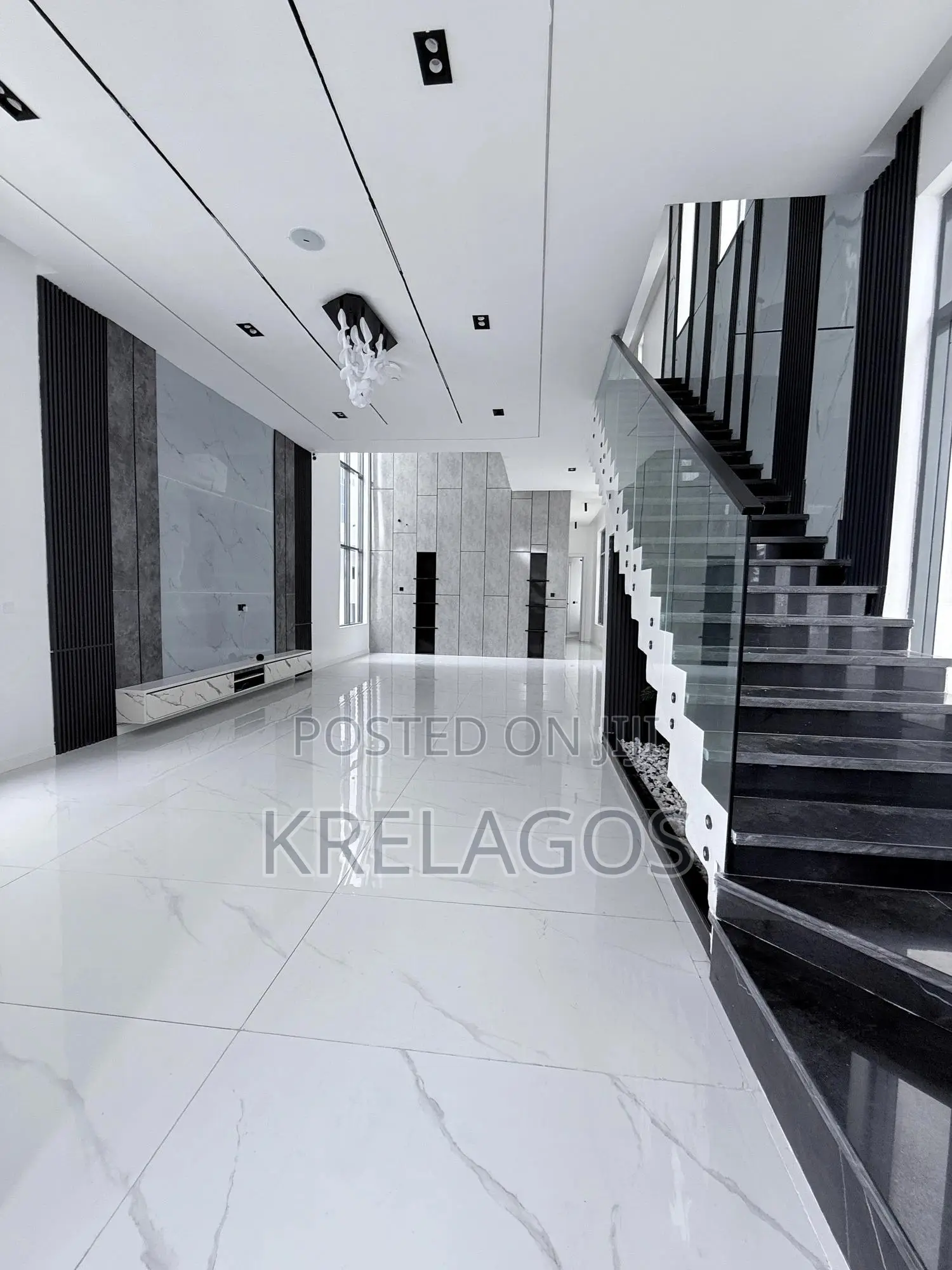 5bdrm Duplex in Chevron for sale