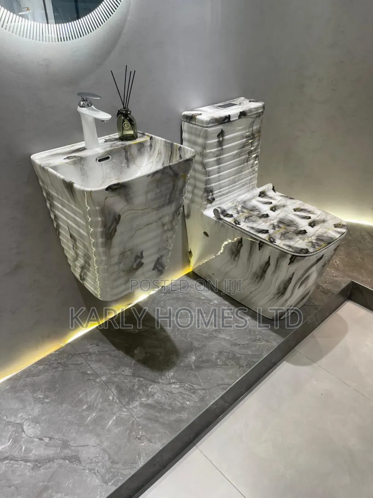 Executive Wc (Married Set) With Marble Effect – Luxury Meets Comfort!