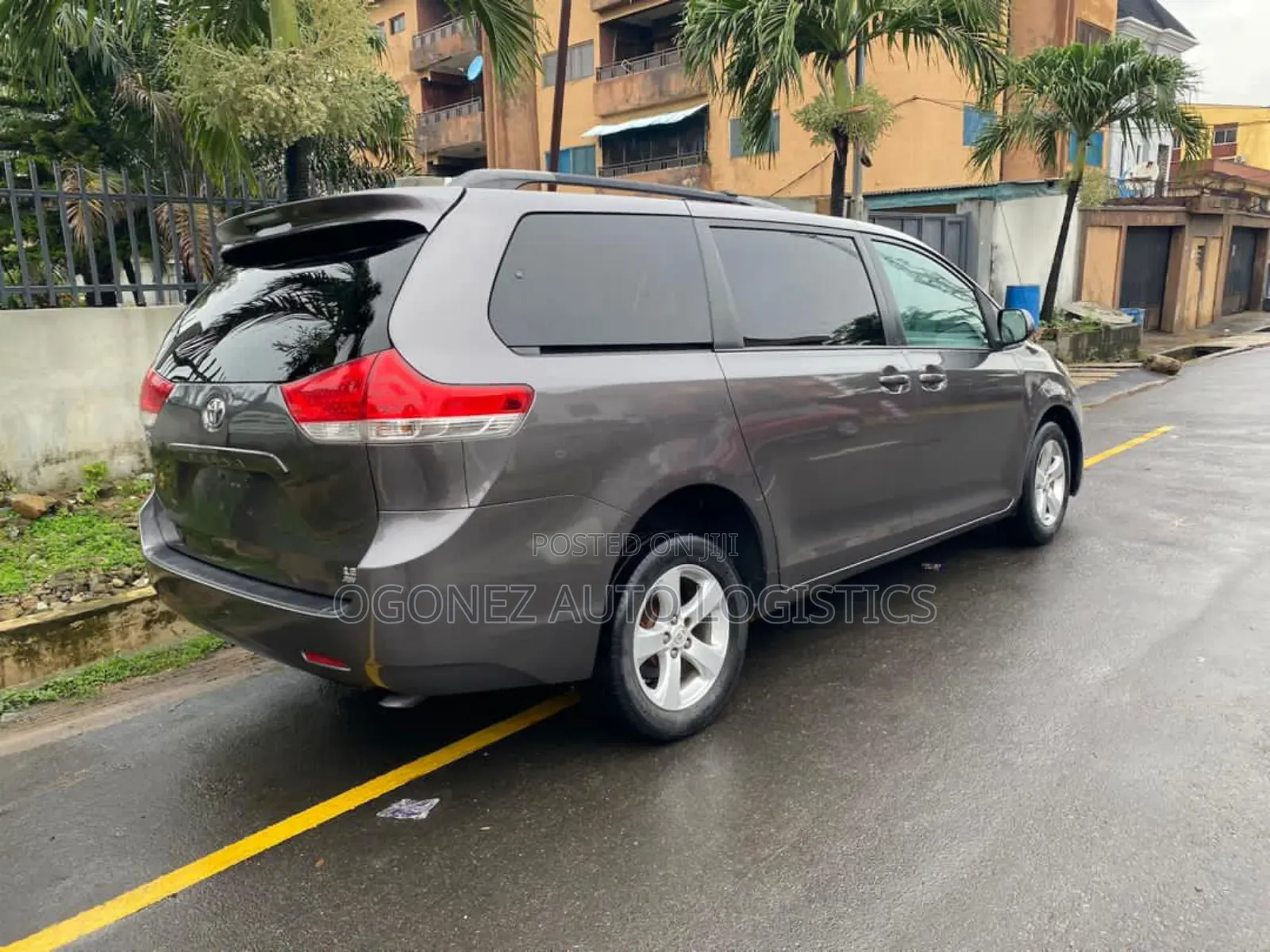 Toyota Sienna LE FWD 8-Passenger 2013 Gray