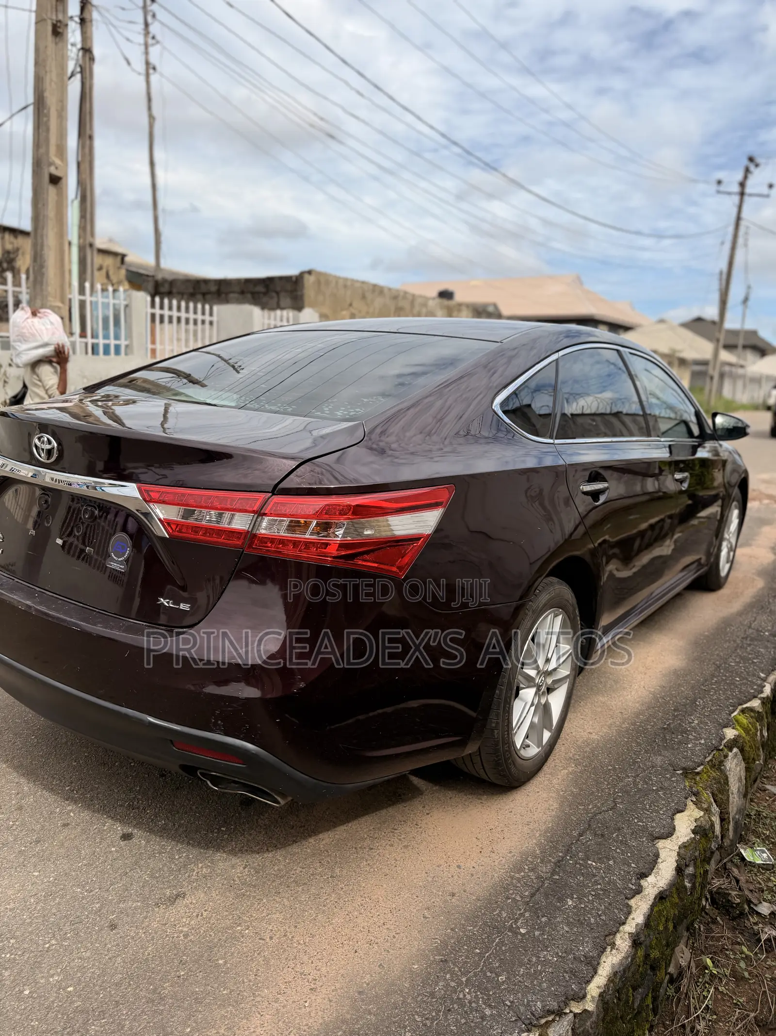 Toyota Avalon XLE Premium Sedan FWD (3.5L 6cyl 6A) 2013 Red