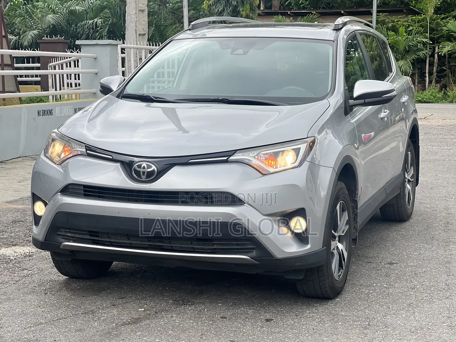 Toyota RAV4 XLE 4dr SUV (2.5L 4cyl 6A) 2018 Silver