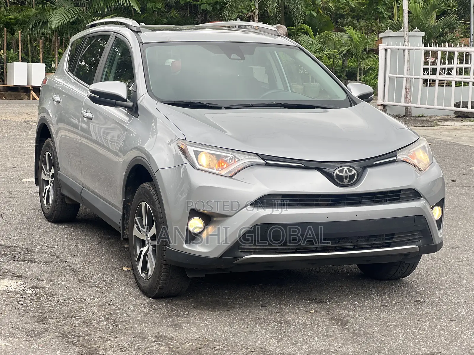 Toyota RAV4 XLE 4dr SUV (2.5L 4cyl 6A) 2018 Silver