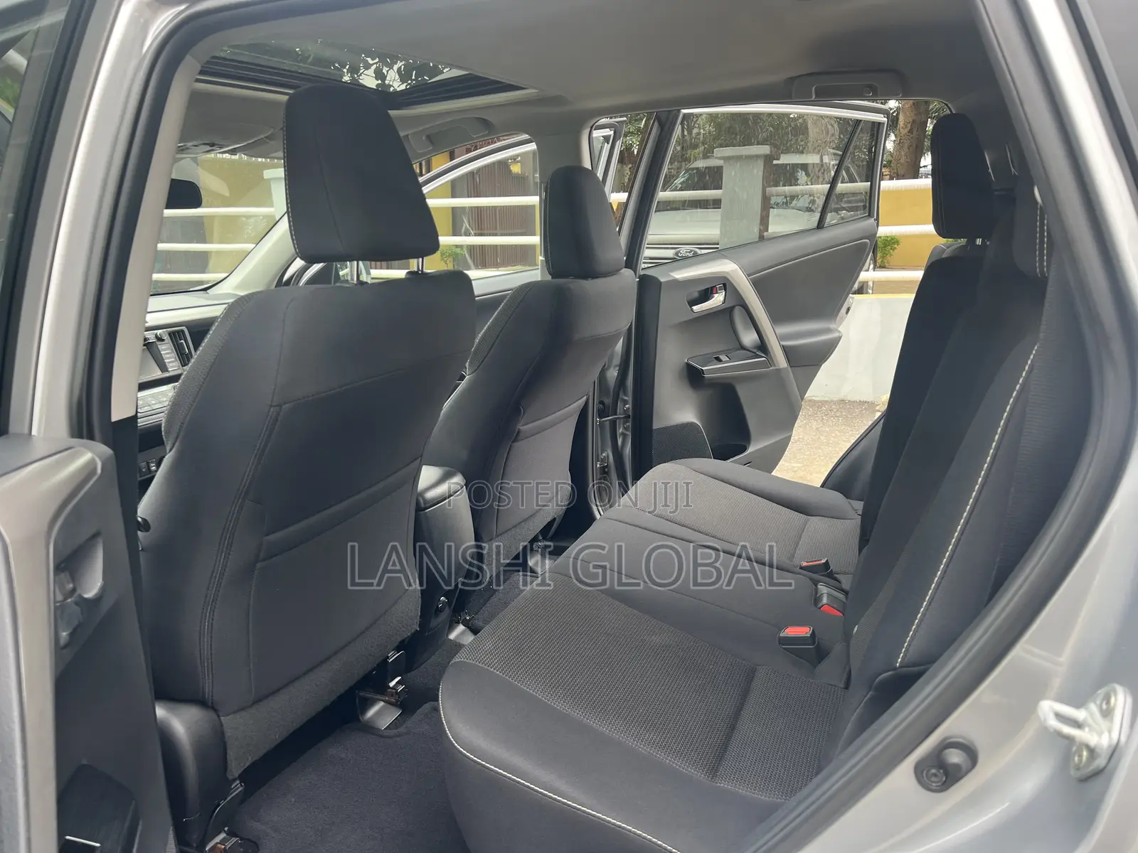 Toyota RAV4 XLE 4dr SUV (2.5L 4cyl 6A) 2018 Silver
