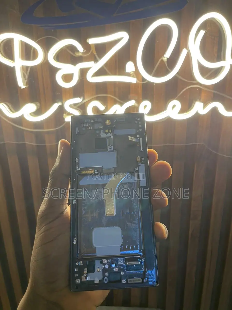 Samsung S22 Ultra Screen With Minor Crack D