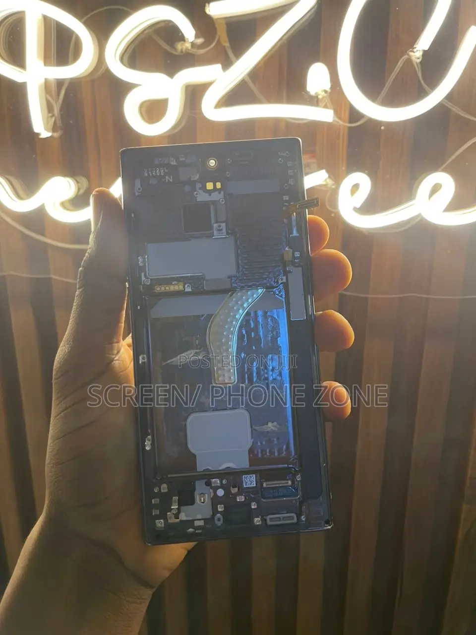 Samsung S22 Ultra Follow Come Screen With Minor Cracks