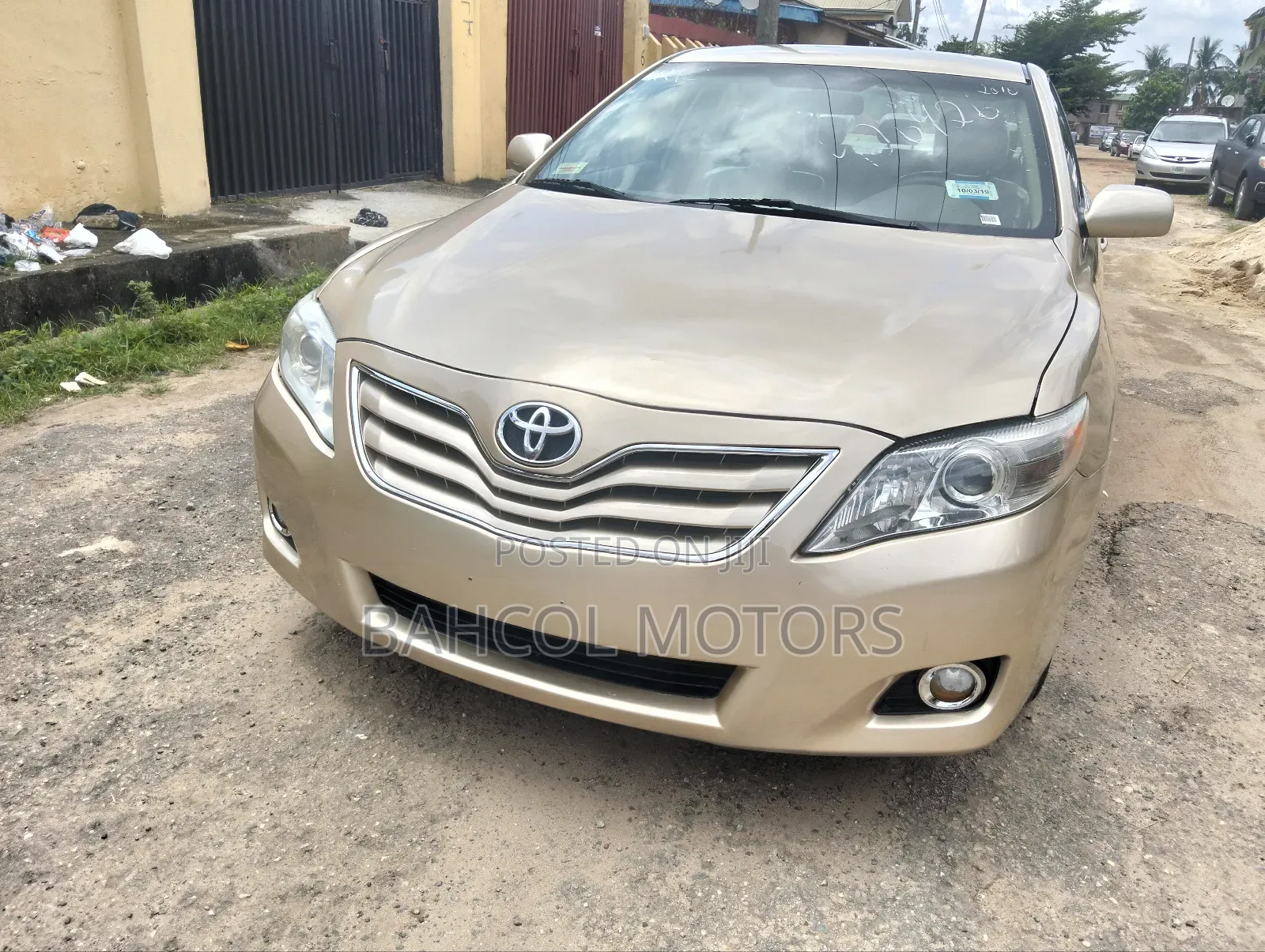 Toyota Camry LE 4dr Sedan (2.5L 4cyl 6AM) 2010 Gold