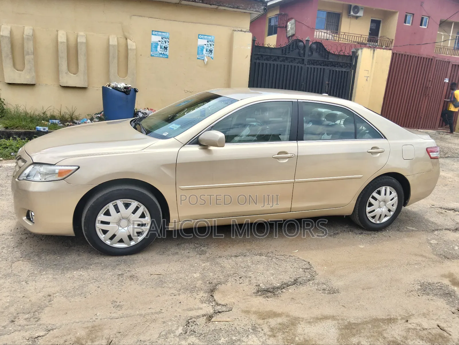 Toyota Camry LE 4dr Sedan (2.5L 4cyl 6AM) 2010 Gold