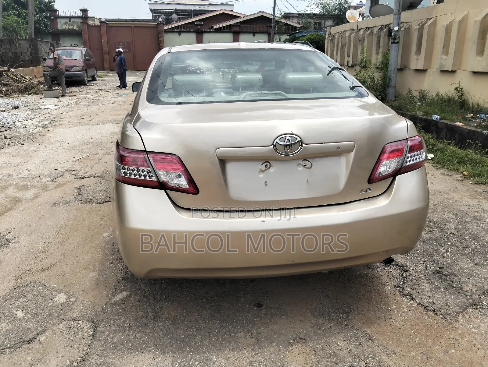 Toyota Camry LE 4dr Sedan (2.5L 4cyl 6AM) 2010 Gold