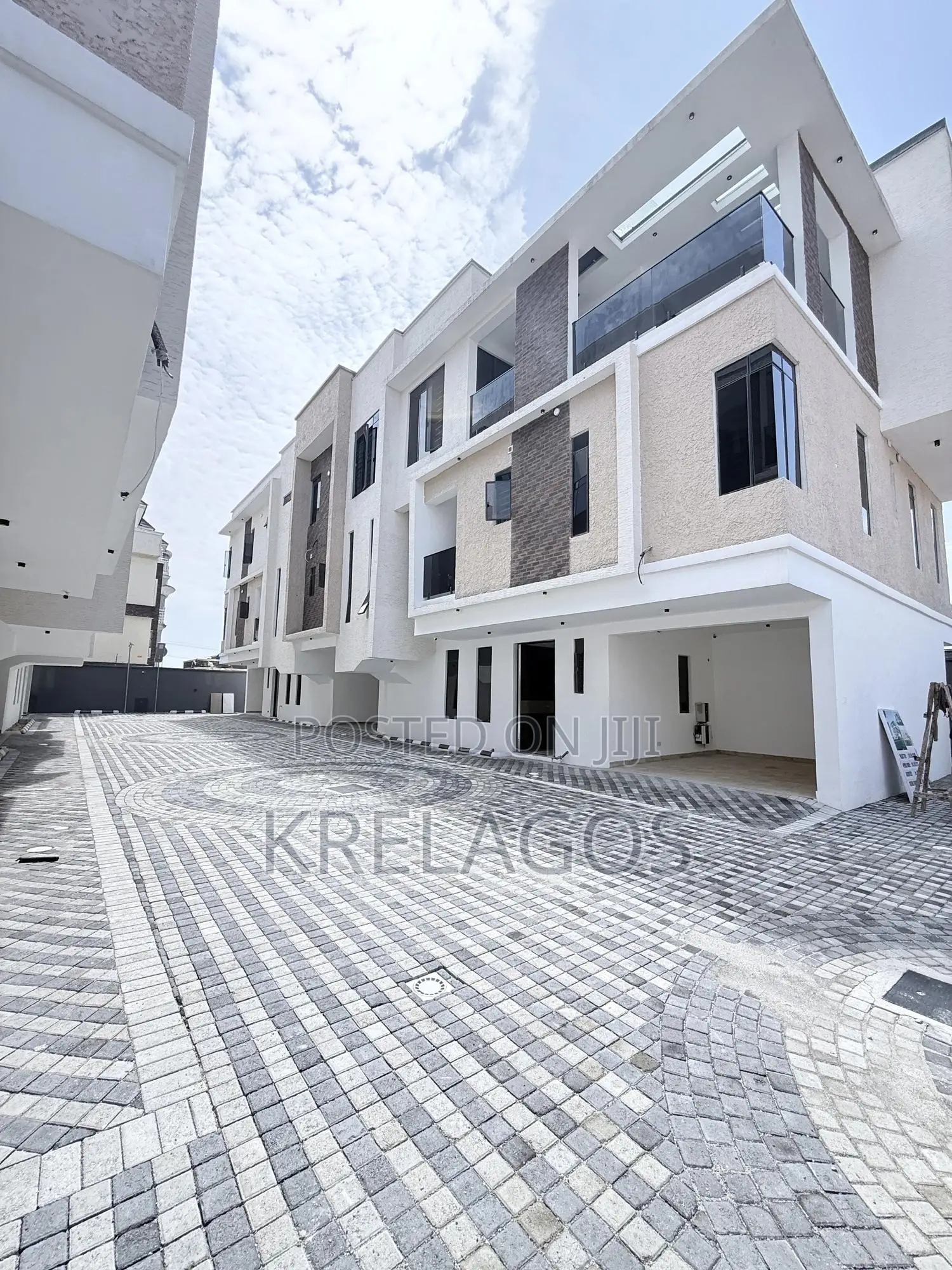 4bdrm Duplex in Lekki Phase 1 for sale