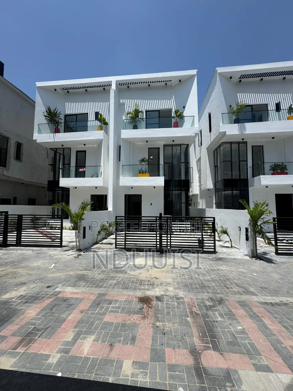 4bdrm Duplex in Chevron for sale