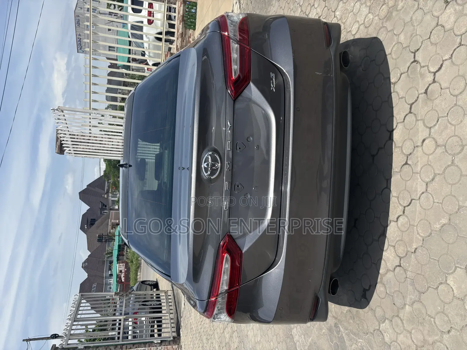 Toyota Camry XLE V6 (3.5L V6 8A) 2019 Gray