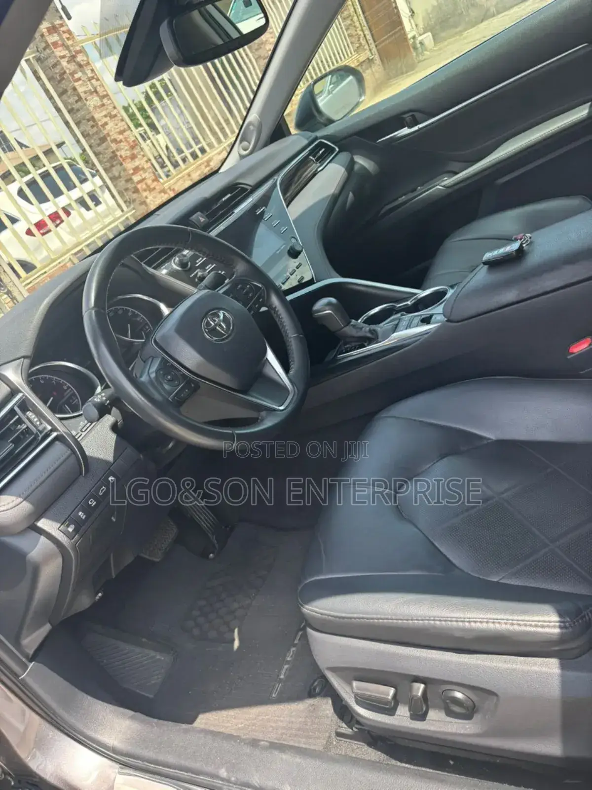 Toyota Camry XLE V6 (3.5L V6 8A) 2019 Gray