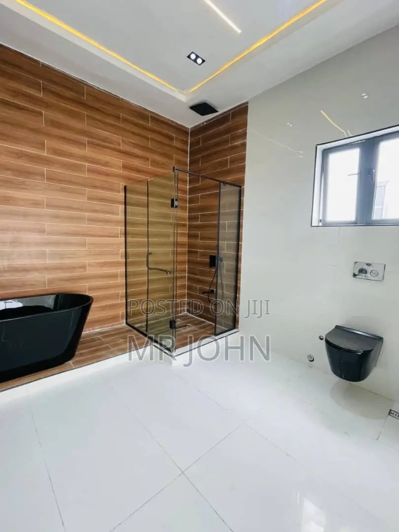 5bdrm Mansion in Ajah Lekki for sale