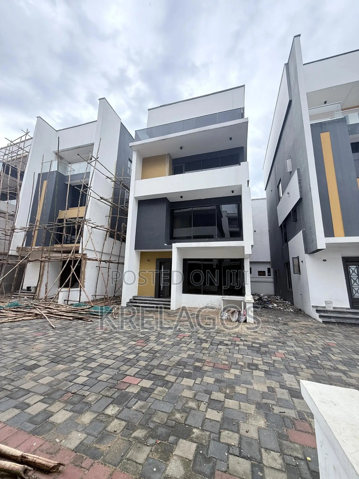 4bdrm Duplex in Chevron for sale