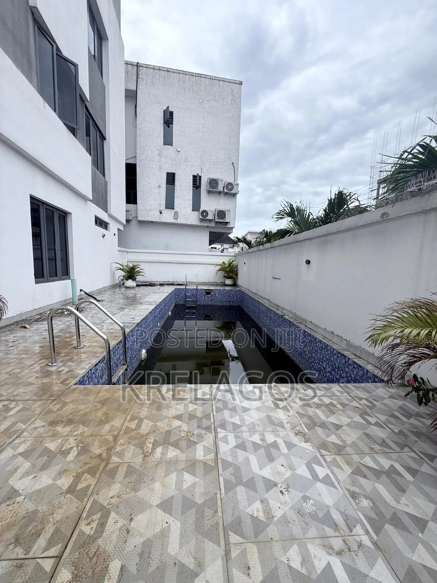 4bdrm Duplex in Chevron for sale