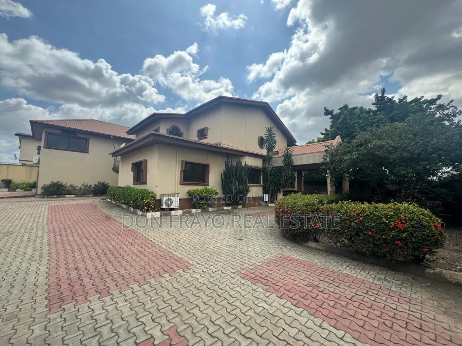 10bdrm Duplex in Oluyole Estate for sale