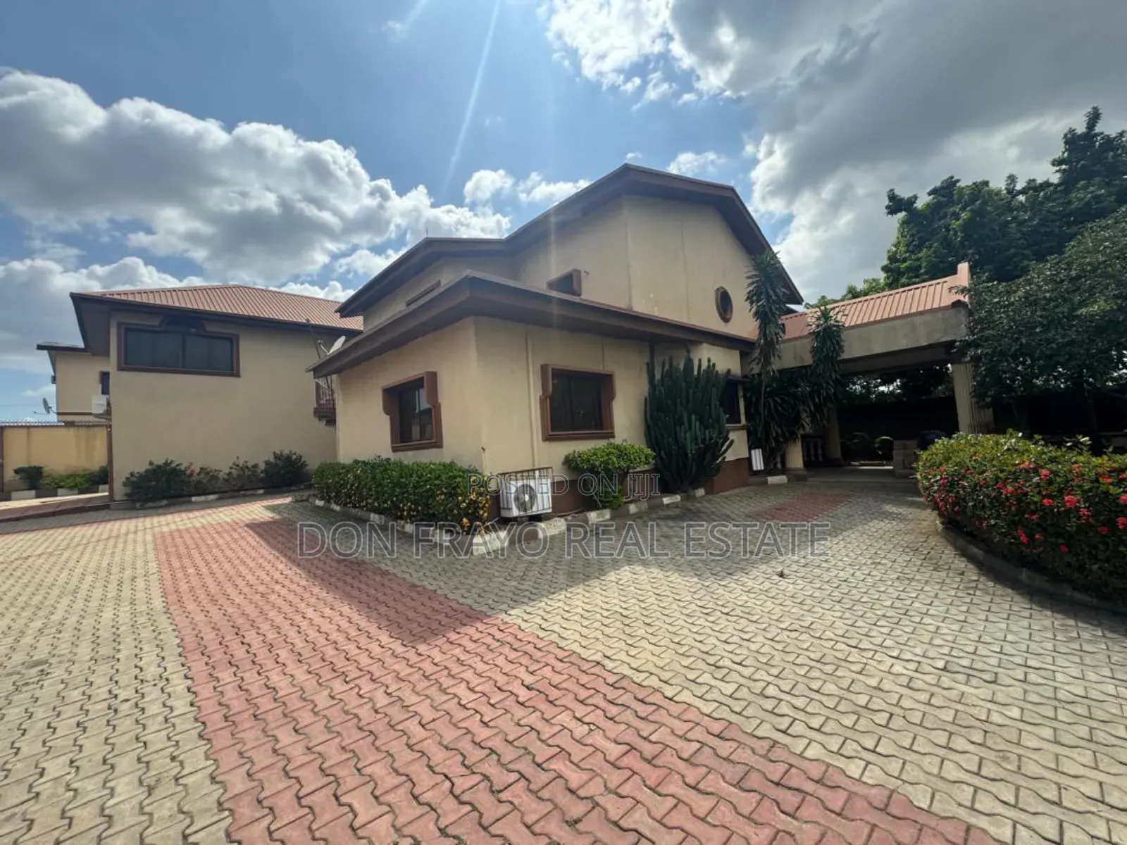 10bdrm Duplex in Oluyole Estate for sale