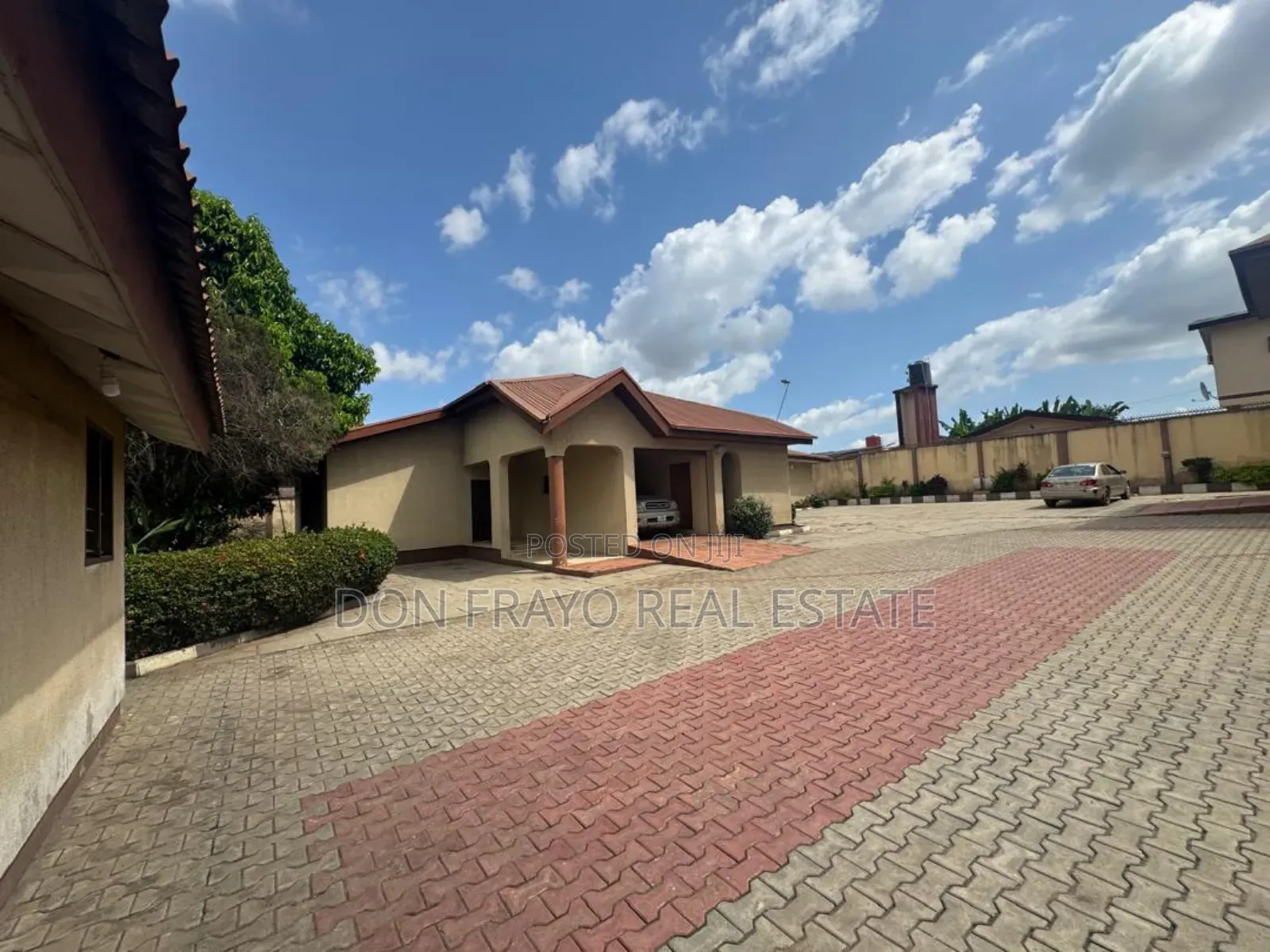 10bdrm Duplex in Oluyole Estate for sale