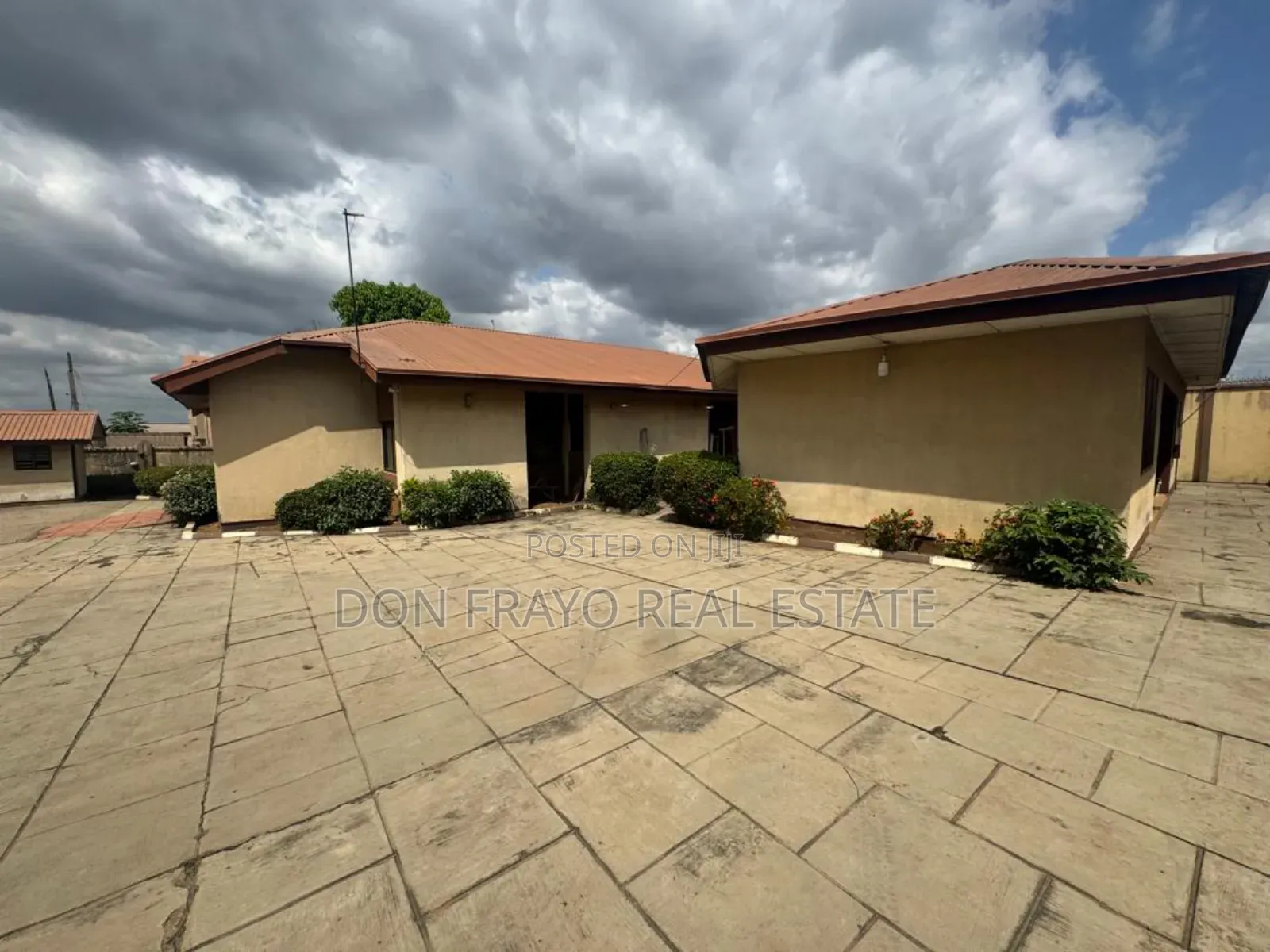 10bdrm Duplex in Oluyole Estate for sale