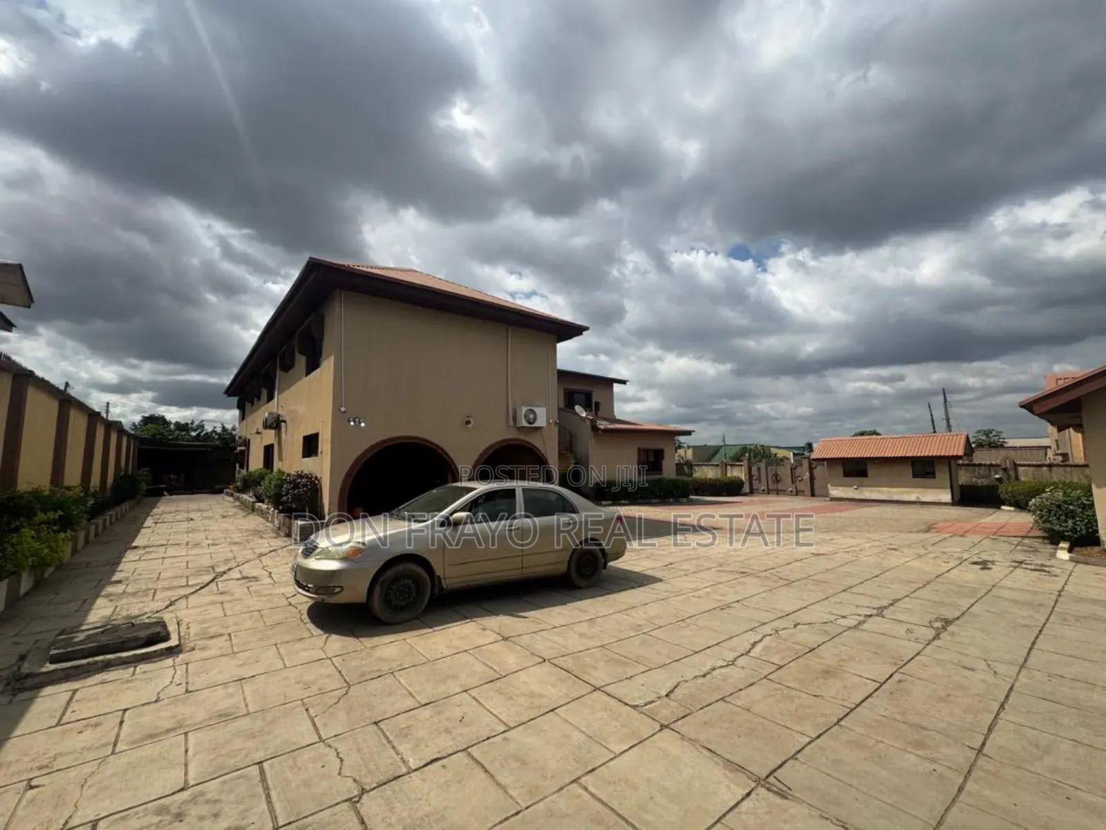 10bdrm Duplex in Oluyole Estate for sale