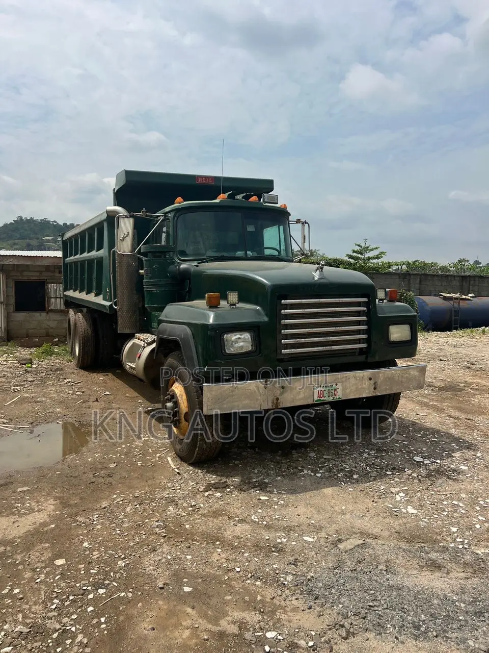 Mack Big Bucket Truck