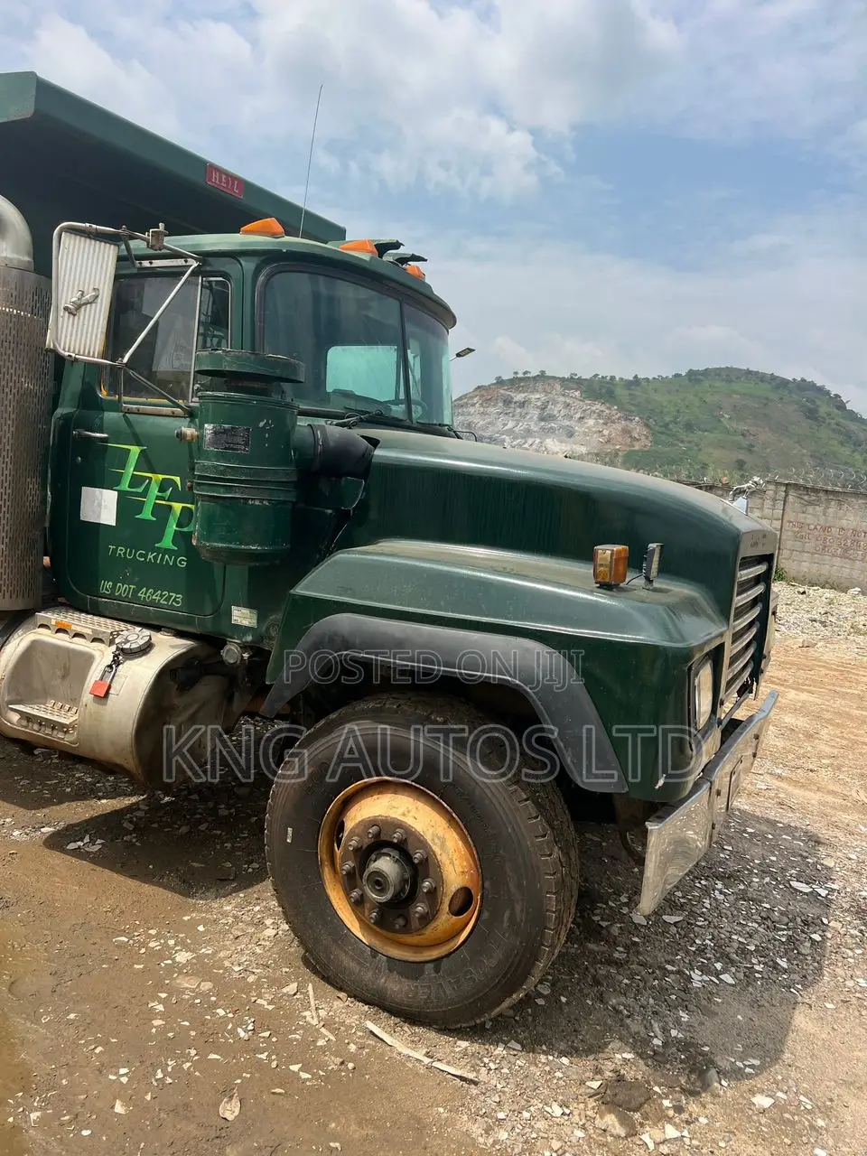 Mack Big Bucket Truck