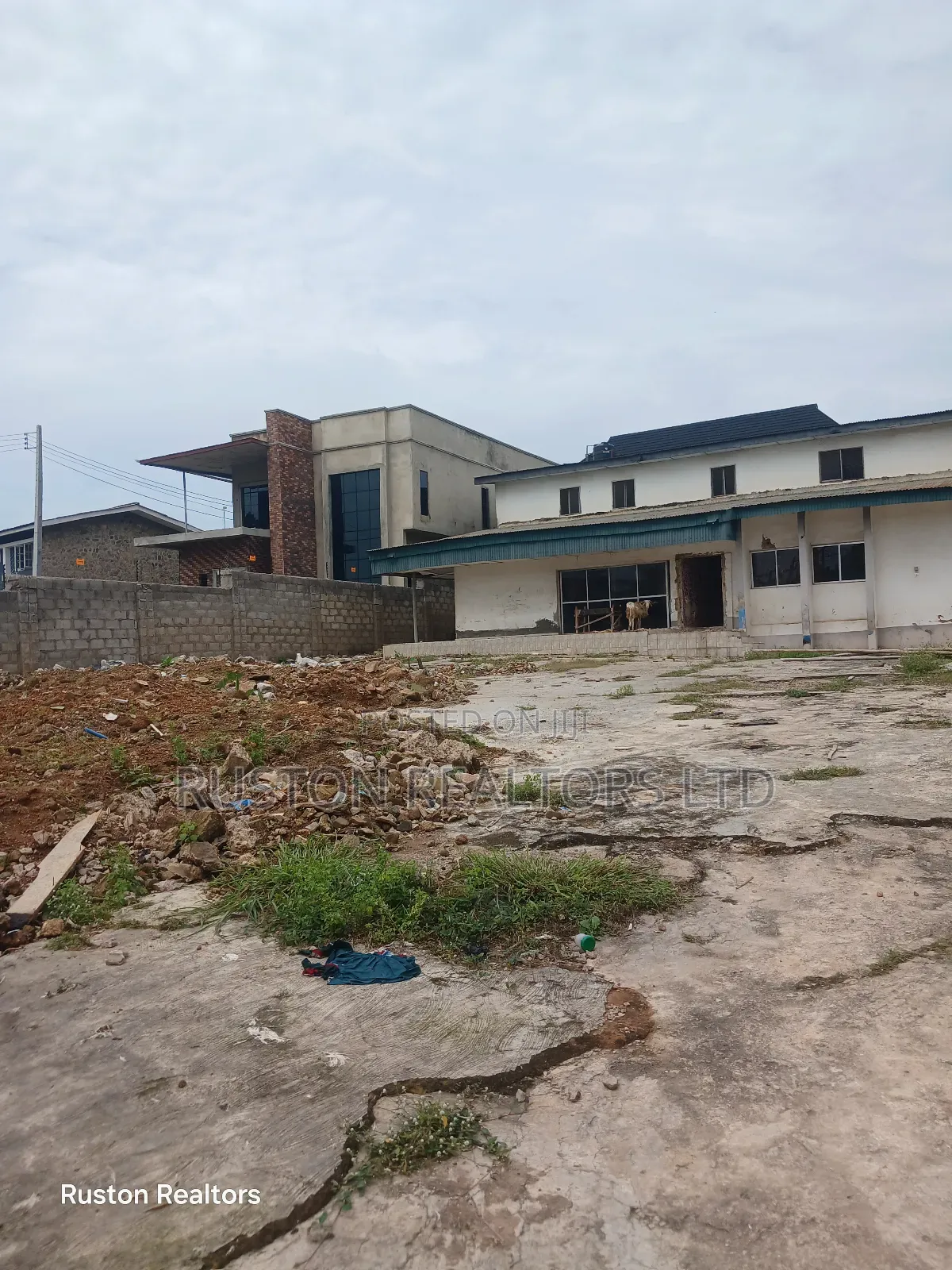 4bdrm Duplex in Jericho for sale