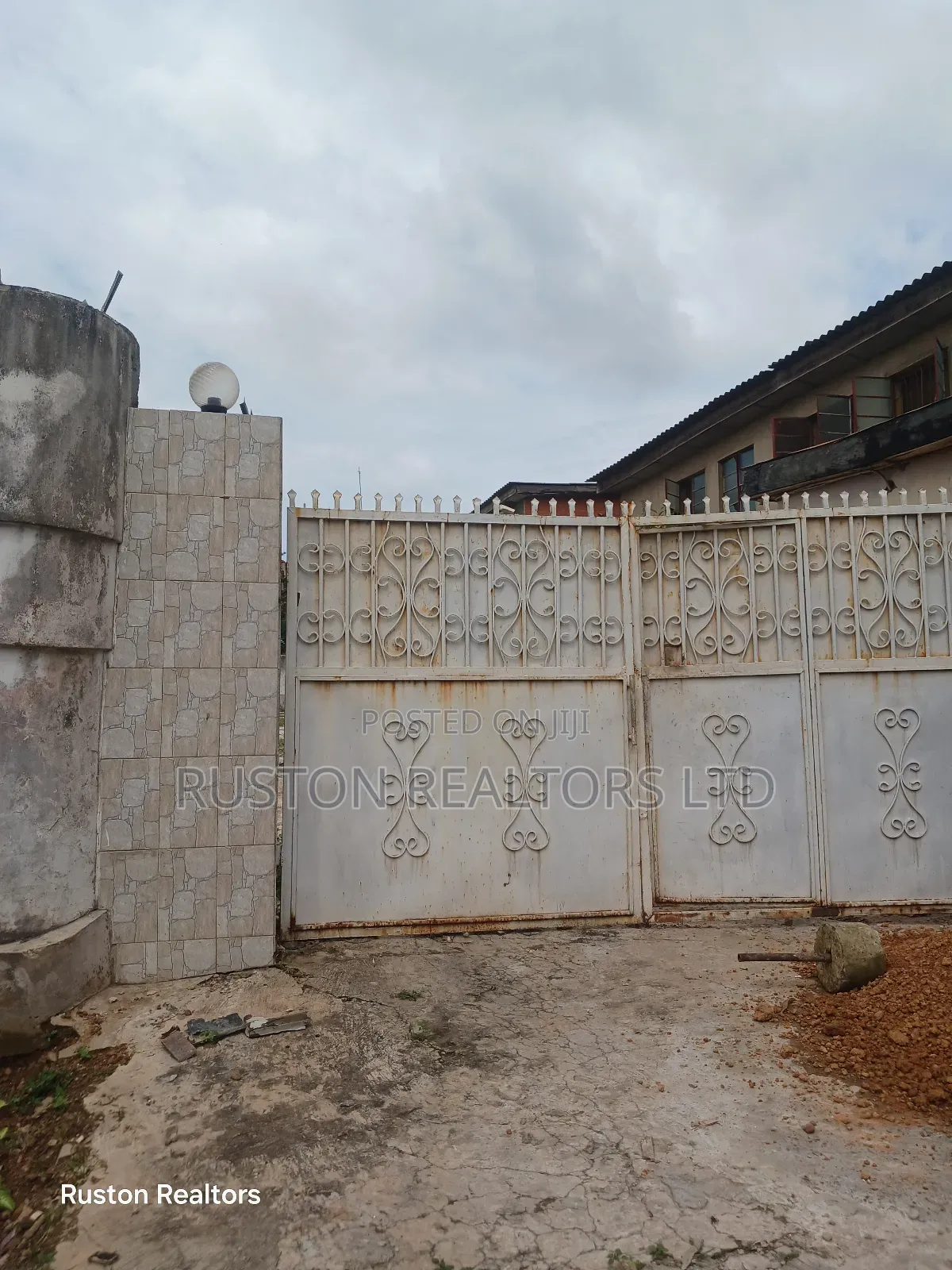 4bdrm Duplex in Jericho for sale