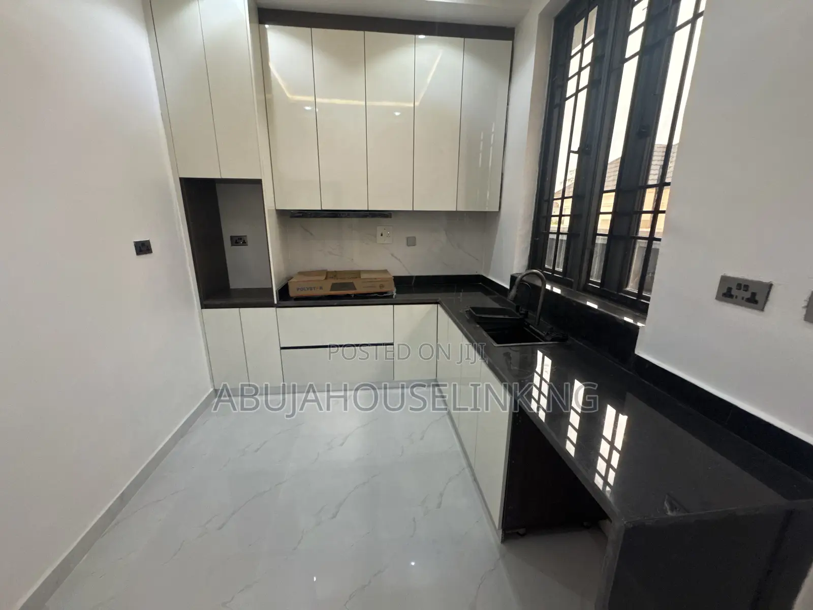 4bdrm Townhouse/Terrace in Apo Resettlement for sale
