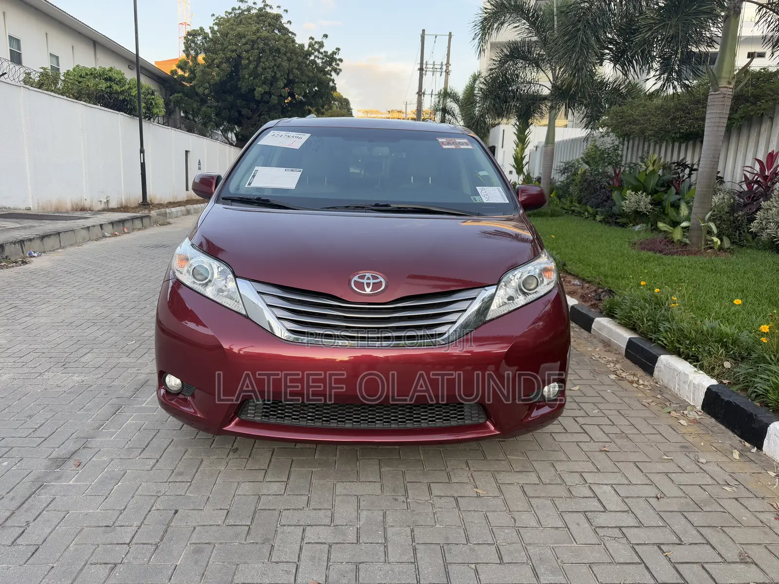 Toyota Sienna XLE 8 Passenger (3.5L 6cyl 8A) 2017 Maroon
